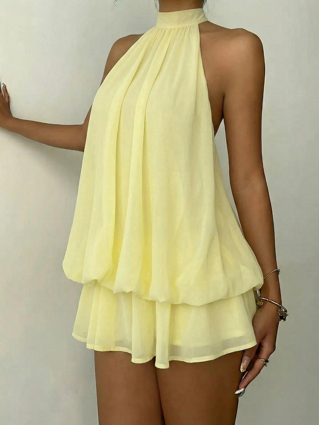 Amelia | Vestido corto fluido con cuello halter